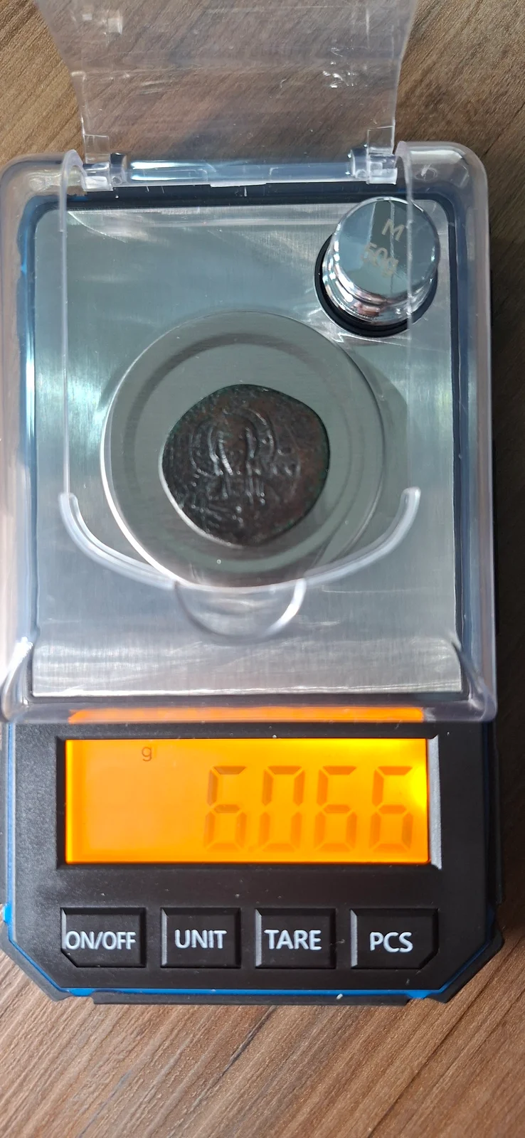 Peso (balança) da moeda TH-N-0010 — Follis anônimo Classe I. Nicéforo III Botaniates. Constantinopla, 1078 a 1081 d.C. Sear 1889