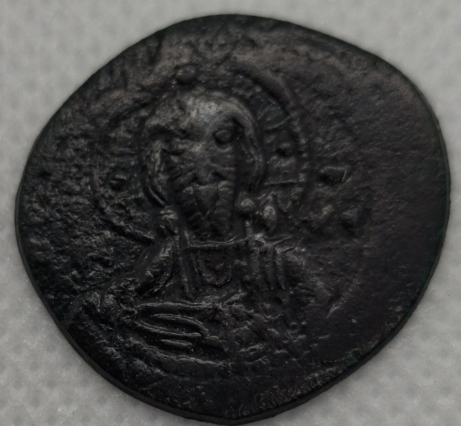 Anverso ampliado da moeda TH-N-0010 — Follis anônimo Classe I. Nicéforo III Botaniates. Constantinopla, 1078 a 1081 d.C. Sear 1889