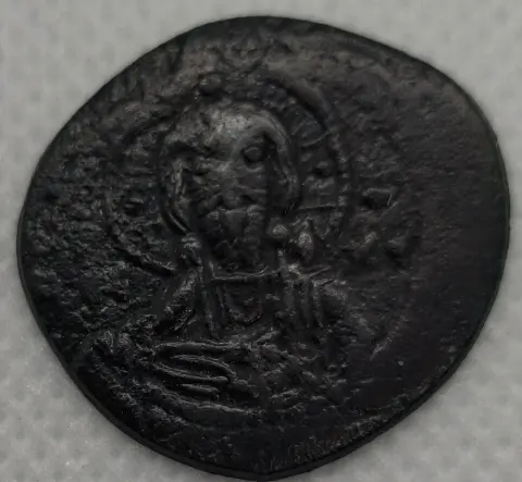 Anverso ampliado da moeda TH-N-0010 — Follis anônimo Classe I. Nicéforo III Botaniates. Constantinopla, 1078 a 1081 d.C. Sear 1889
