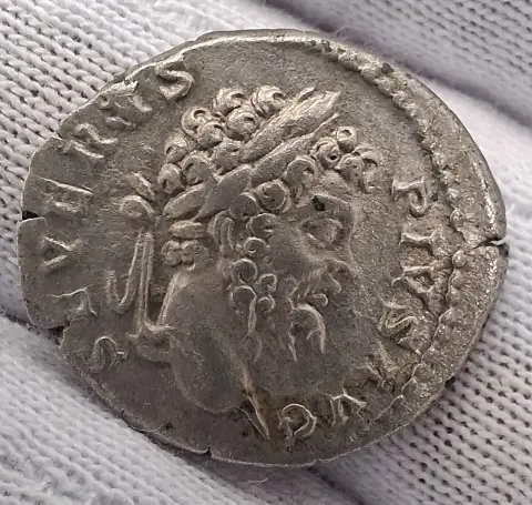 Foto da moeda TH-N-0019 — Septímio Severo. Denário. FVNDATOR PACIS. Roma, c. 202 a 210 d.C.