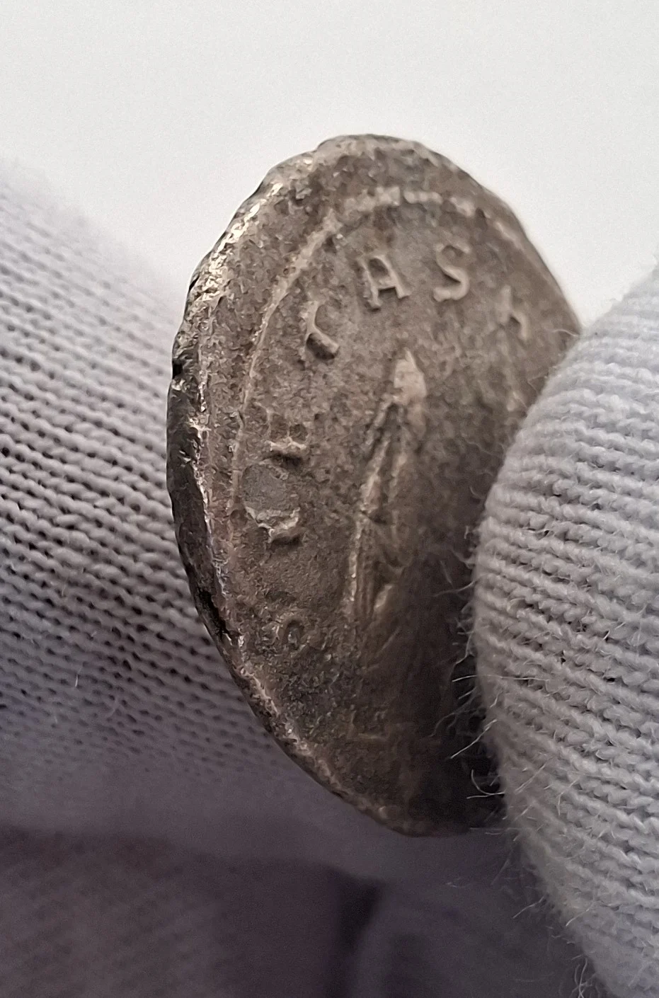 Lateral da moeda TH-N-0026 — Galieno. Antoniniano PIETAS AVGG. Samosata, 255 a 256 d.C. RIC V.1 447c