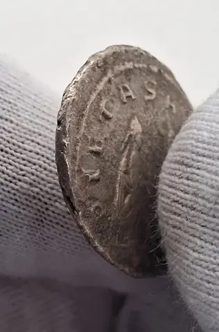 Lateral da moeda TH-N-0026 — Galieno. Antoniniano PIETAS AVGG. Samosata, 255 a 256 d.C. RIC V.1 447c