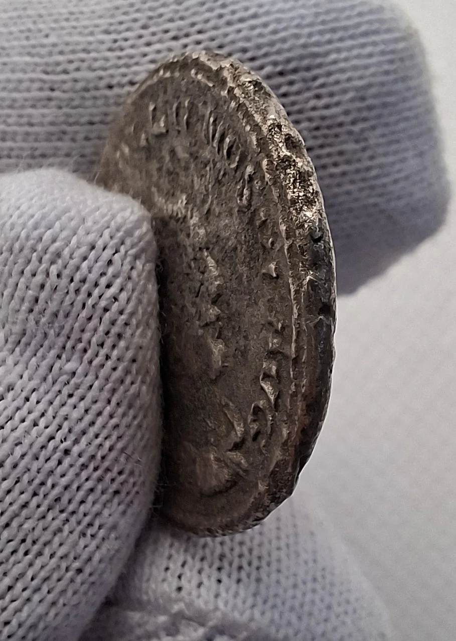 Lateral da moeda TH-N-0026 — Galieno. Antoniniano PIETAS AVGG. Samosata, 255 a 256 d.C. RIC V.1 447c