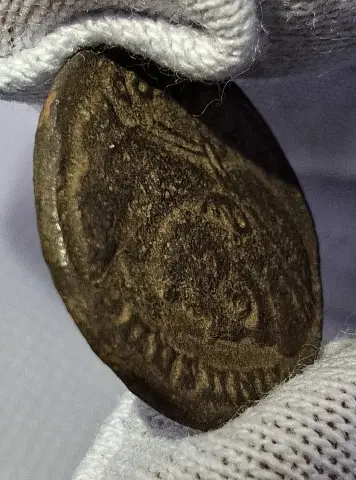 Lateral da moeda TH-N-0035 — Constantino I. Nummus. VOT XX. Ticinum, 322 a 325 d.C. RIC VII 167