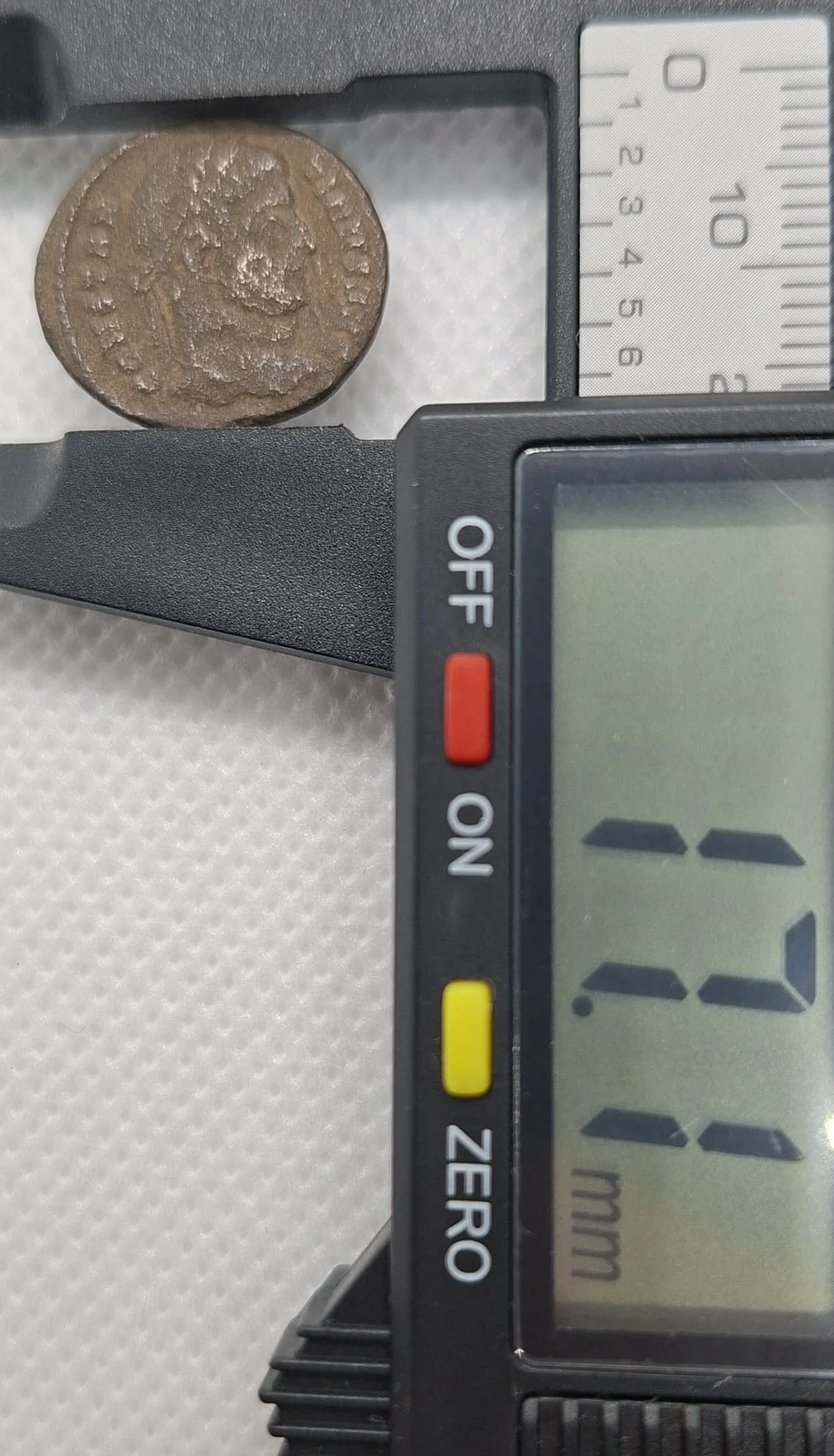 Diâmetro (paquímetro) da moeda TH-N-0035 — Constantino I. Nummus ou follis reduzido