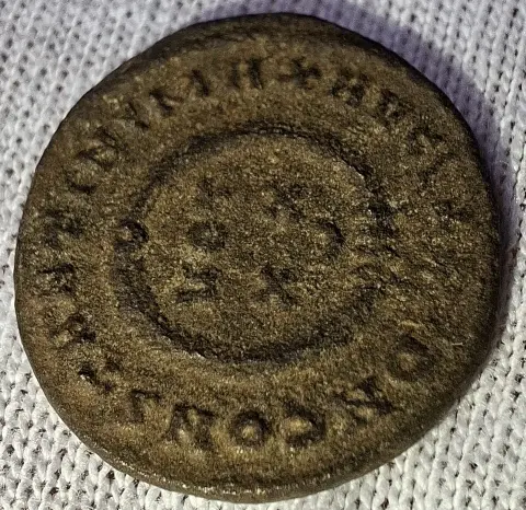 Reverso ampliado da moeda TH-N-0035 — Constantino I. Nummus. VOT XX. Ticinum, 322 a 325 d.C. RIC VII 167