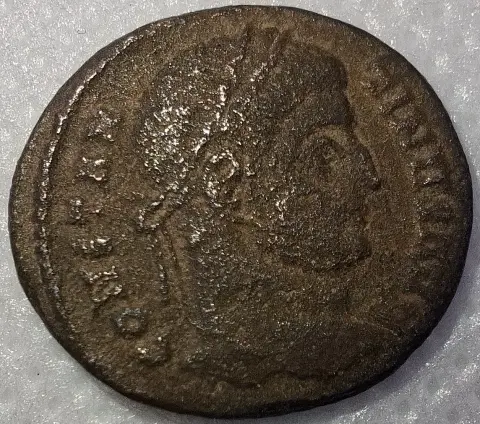 Anverso ampliado da moeda TH-N-0035 — Constantino I. Nummus. VOT XX. Ticinum, 322 a 325 d.C. RIC VII 167