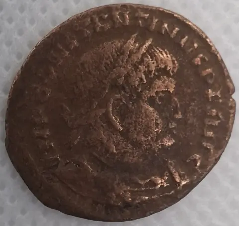 Anverso da moeda TH-N-0044 — Constantino I. Nummus