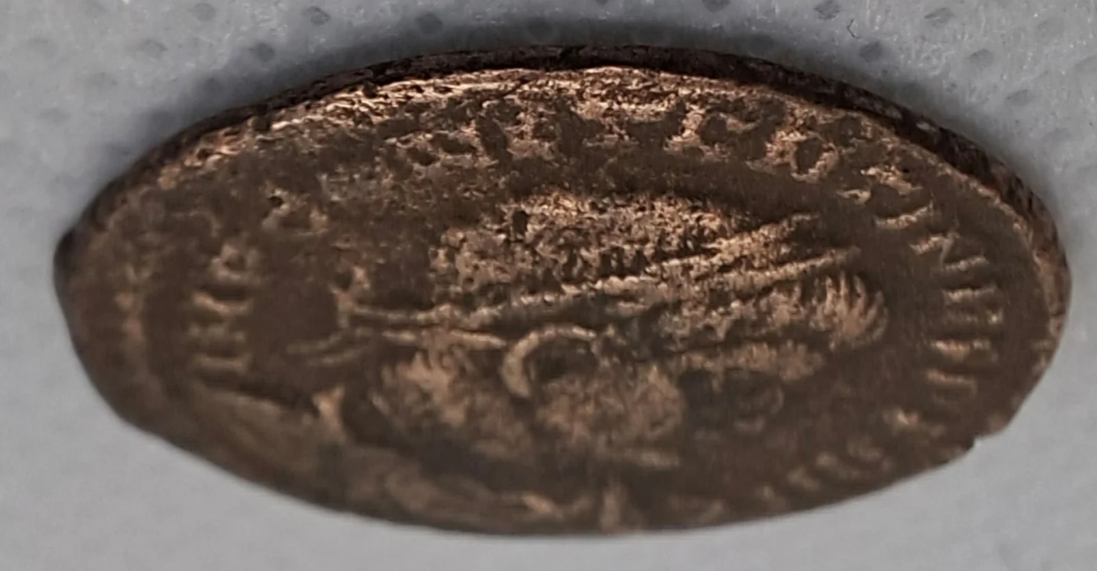 Lateral da moeda TH-N-0044 — Constantino I. Nummus
