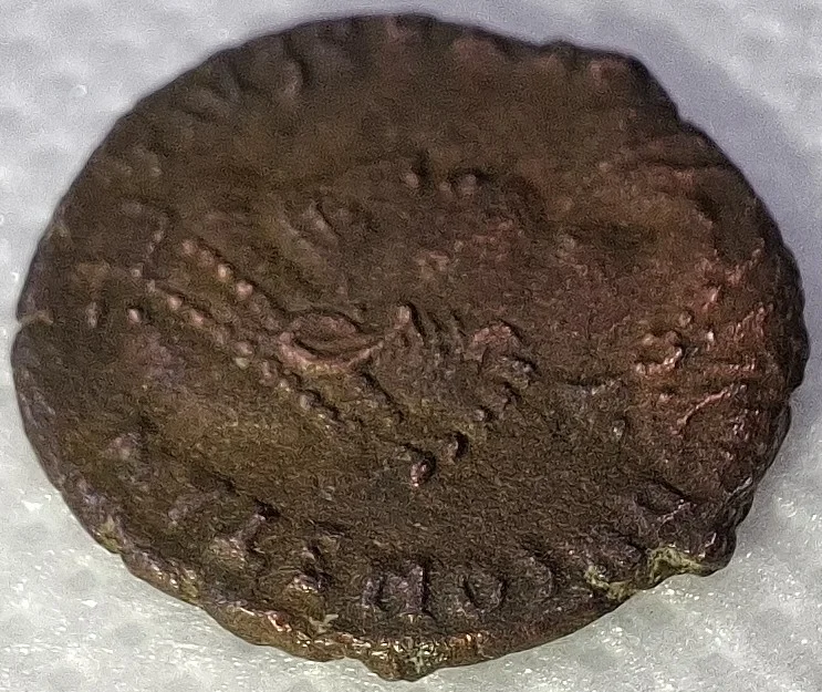 Lateral da moeda TH-N-0051 — Constâncio II