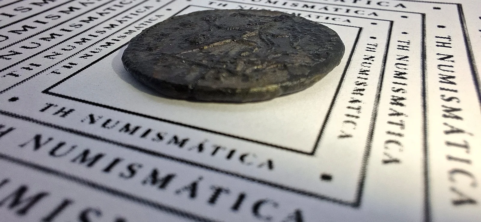 Lateral da moeda TH-N-0070 — Aureliano. Antoniniano Sol Invictus. Roma, 275 d.C. RIC 64