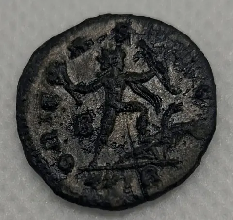 Foto da moeda TH-N-0070 — Aureliano. Antoniniano Sol Invictus. Roma, 274 a 275 d.C. RIC 64