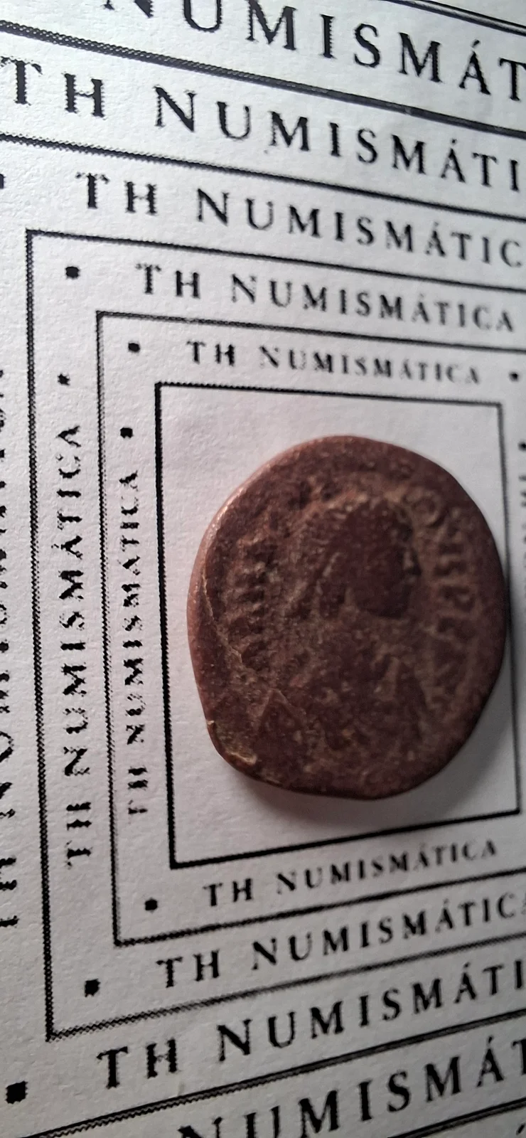 Anverso ampliado da moeda TH-N-0105 — Anastácio I. 20 nummi. Meio follis