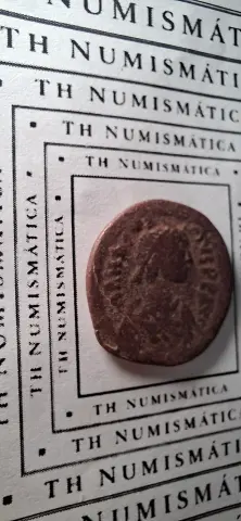 Anverso ampliado da moeda TH-N-0105 — Anastácio I. 20 nummi. Meio follis