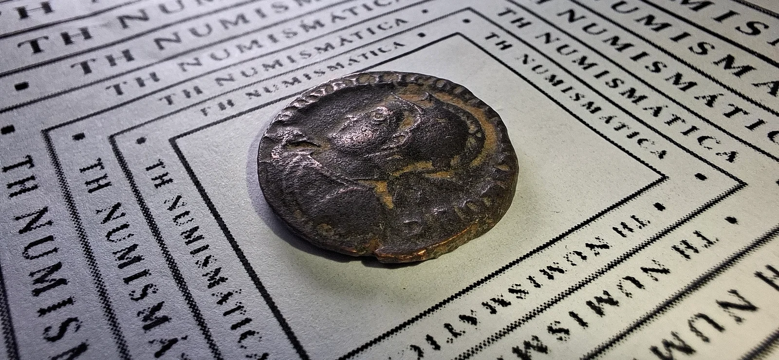 Lateral da moeda TH-N-0106 — Licínio II como César. Follis ou nummus