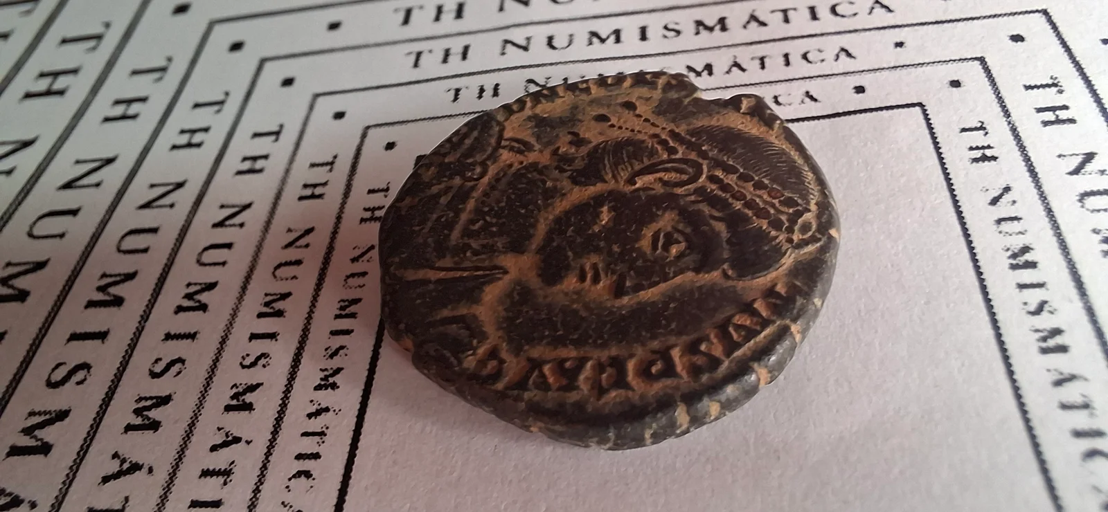 Lateral da moeda TH-N-0108 — Constâncio II. Maiorina