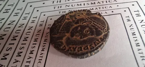 Lateral da moeda TH-N-0108 — Constâncio II. Maiorina. FEL TEMP REPARATIO