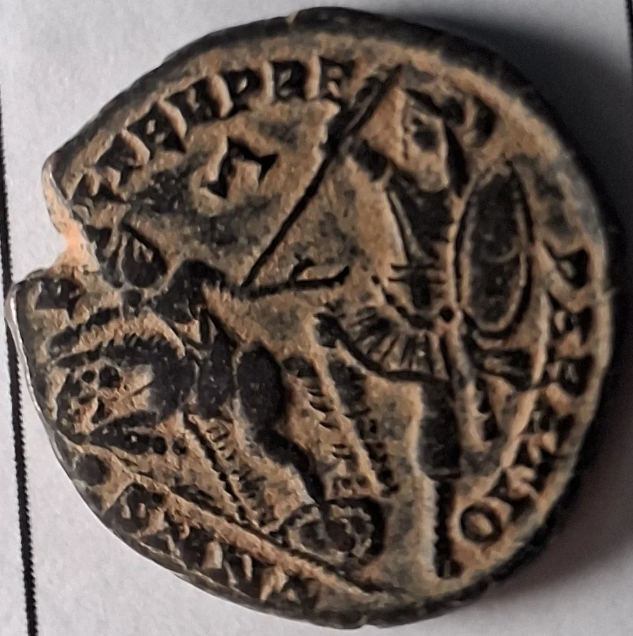Reverso ampliado da moeda TH-N-0108 — Constâncio II. Maiorina