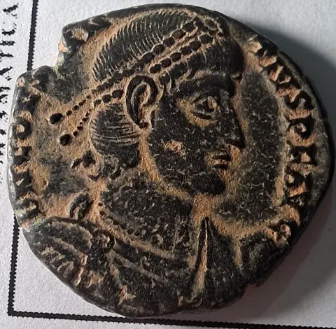 Anverso ampliado da moeda TH-N-0108 — Constâncio II. Maiorina. FEL TEMP REPARATIO