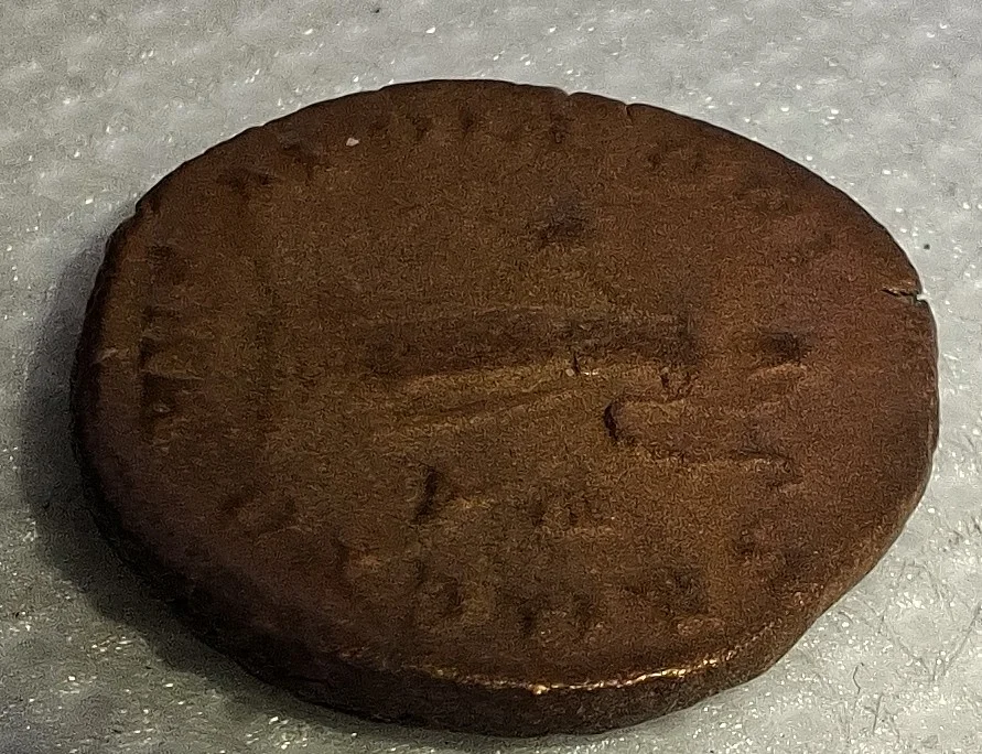 Lateral da moeda TH-N-0111 — Maximino II