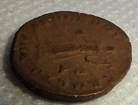 Lateral da moeda TH-N-0111 — Maximino II