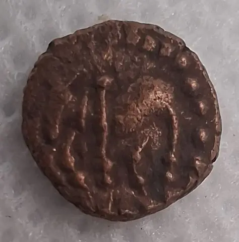 Anverso ampliado da moeda TH-N-0119 — Índia Antiga, Ganapatinaga, ¼ de Kakini em Bronze, Dinastia Naga, séculos III–IV d.C.
