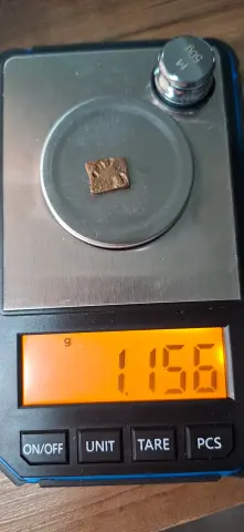 Peso (balança) da moeda TH-N-0122 — Índia Antiga, pequena peça de cobre retangular com possíveis marcas de punção