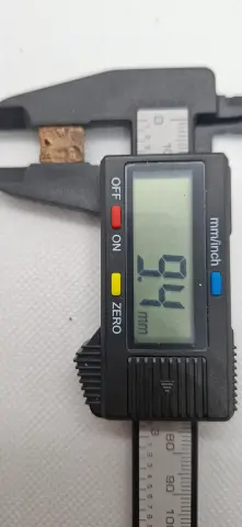 Diâmetro (paquímetro) da moeda TH-N-0122 — Índia Antiga, pequena peça de cobre retangular com possíveis marcas de punção