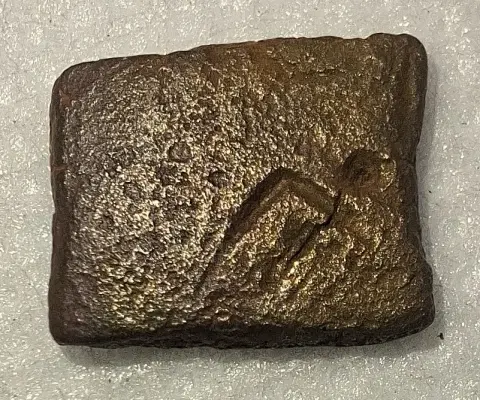 Reverso ampliado da moeda TH-N-0122 — Índia Antiga, pequena peça de cobre retangular com possíveis marcas de punção