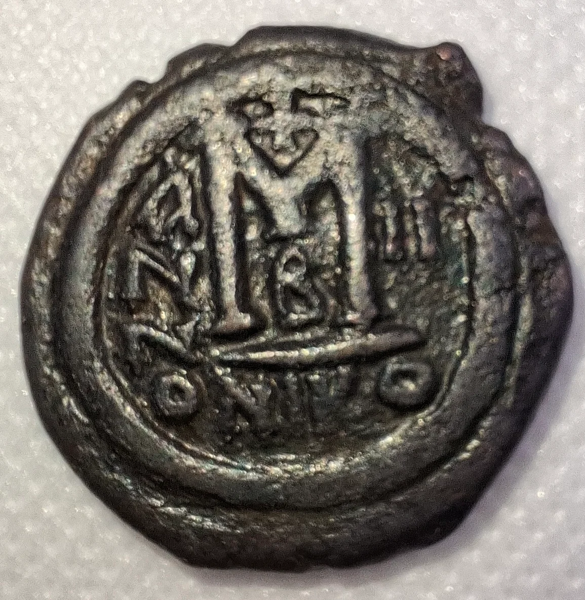 Reverso da moeda TH-N-0125 — Justino II e Sofia. Fólis de 40 nummi. Constantinopla, 566 a 567 d.C.