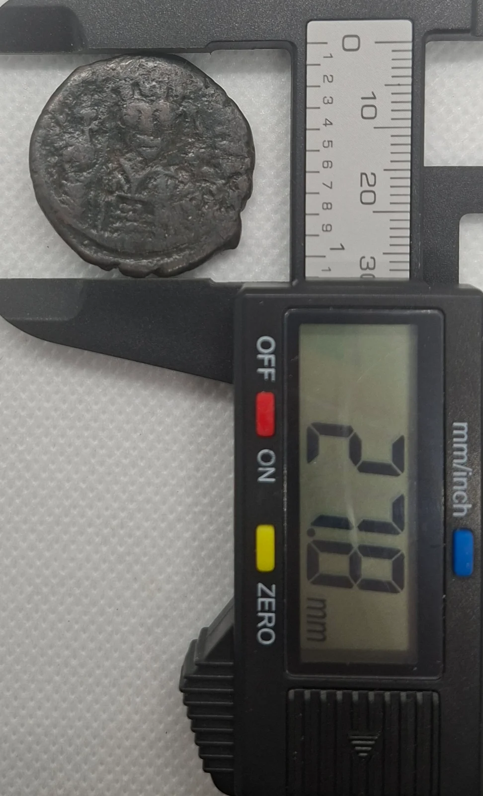 Diâmetro (paquímetro) da moeda TH-N-0125 — Justino II e Sofia. Fólis de 40 nummi. Constantinopla, 566 a 567 d.C.
