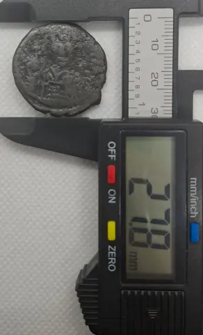Diâmetro (paquímetro) da moeda TH-N-0125 — Justino II e Sofia. Fólis de 40 nummi. Nicomédia, ano III, 567 a 568 d.C.