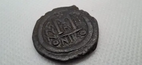 Reverso ampliado da moeda TH-N-0125 — Justino II e Sofia. Fólis de 40 nummi. Nicomédia, ano III, 567 a 568 d.C.