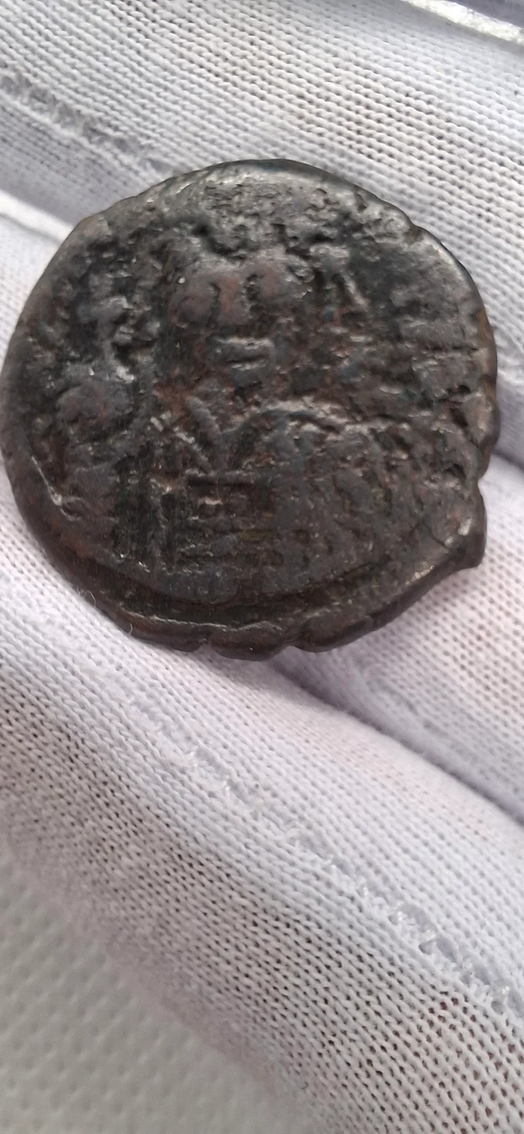 Anverso ampliado da moeda TH-N-0125 — Justino II e Sofia. Fólis de 40 nummi. Constantinopla, 566 a 567 d.C.