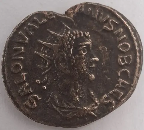 Anverso ampliado da moeda TH-N-0179 — Salonino como César. Antoniniano prateado. SPES PVBLICA