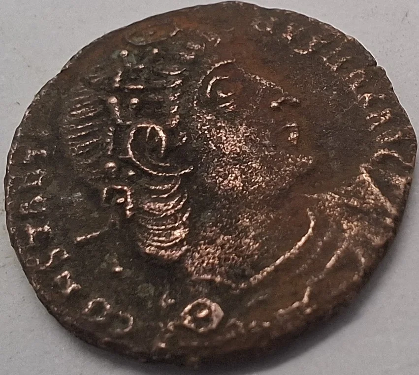 Lateral da moeda TH-N-0193 — Constantino I. Follis