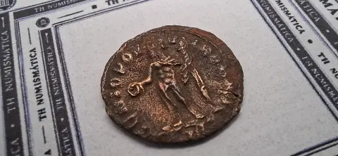 Lateral da moeda TH-N-0226 — Galério ou Maximiano. 1/4 follis. GENIO POPVLI ROMANI