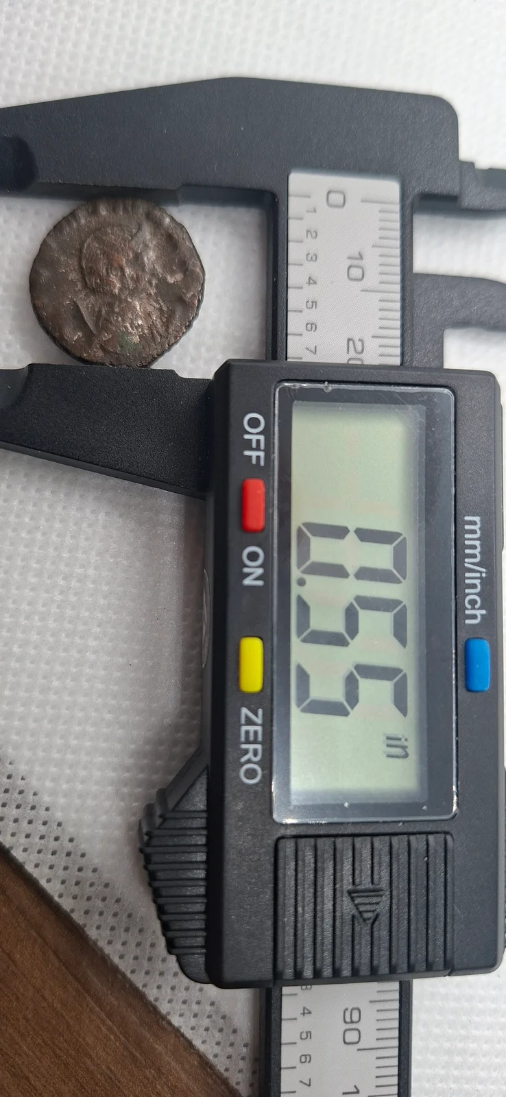 Diâmetro (paquímetro) da moeda TH-N-0239 — Salonina. Antoniniano de bilão. FECVNDITAS AVG. Fecunditas com criança e cornucópia