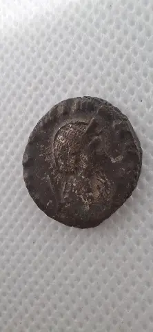 Complementar da moeda TH-N-0239 — Salonina. Antoniniano de bilão. FECVNDITAS AVG. Fecunditas com criança e cornucópia