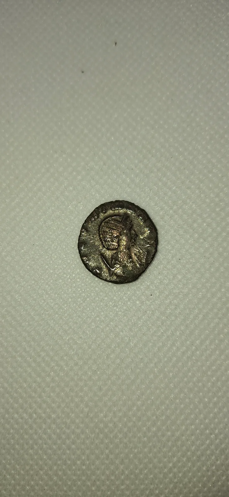 Anverso ampliado da moeda TH-N-0239 — Salonina. Antoniniano de bilão. FECVNDITAS AVG. Fecunditas com criança e cornucópia