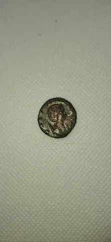 Anverso ampliado da moeda TH-N-0239 — Salonina. Antoniniano de bilão. FECVNDITAS AVG. Fecunditas com criança e cornucópia