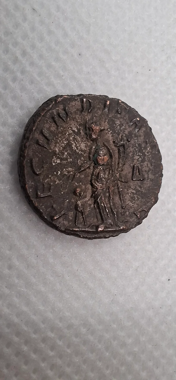Reverso ampliado da moeda TH-N-0239 — Salonina. Antoniniano de bilão. FECVNDITAS AVG. Fecunditas com criança e cornucópia