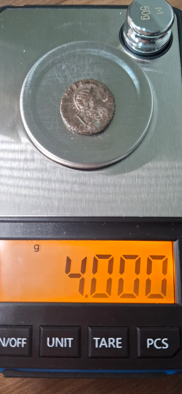 Peso (balança) da moeda TH-N-0239 — Salonina. Antoniniano de bilão. FECVNDITAS AVG. Fecunditas com criança e cornucópia