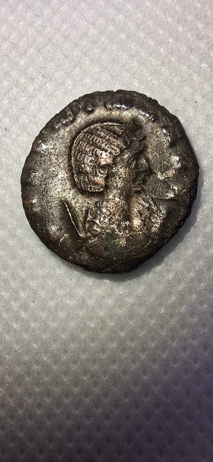 Anverso da moeda TH-N-0239 — Salonina. Antoniniano de bilão. FECVNDITAS AVG. Fecunditas com criança e cornucópia