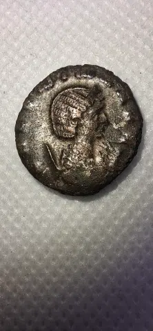 Anverso da moeda TH-N-0239 — Salonina. Antoniniano de bilão. FECVNDITAS AVG. Fecunditas com criança e cornucópia