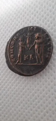 Lateral da moeda TH-N-0241 — Galério como César. Fração radiada. CONCORDIA MILITVM. Cízico, 295–299 d.C. RIC VI 19b