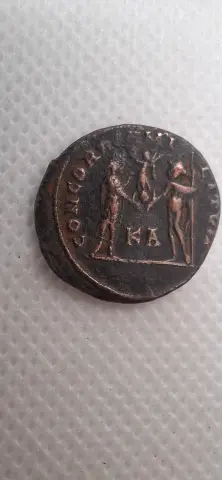 Reverso ampliado da moeda TH-N-0241 — Galério como César. Fração radiada. CONCORDIA MILITVM. Cízico, 295–299 d.C. RIC VI 19b