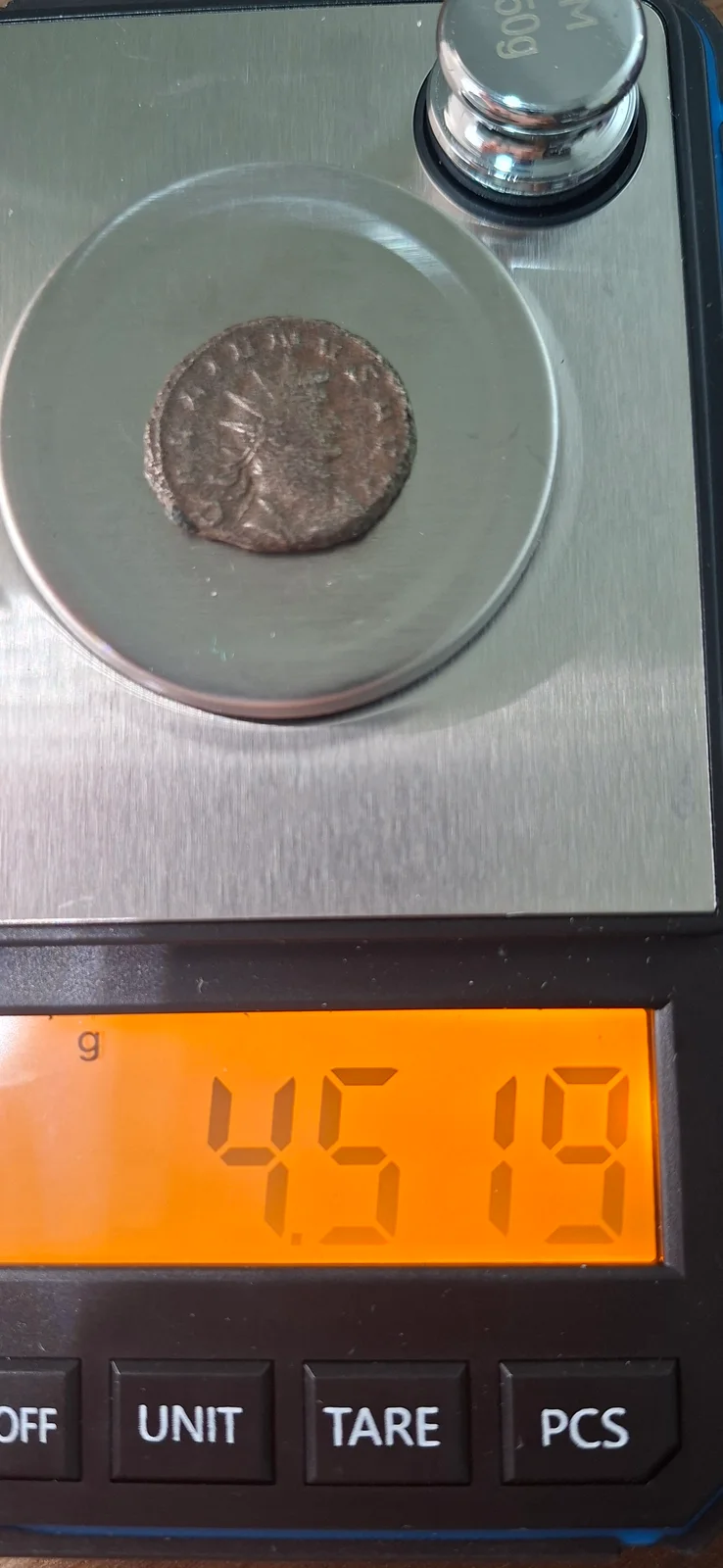 Peso (balança) da moeda TH-N-0244 — Galieno. Antoniniano de bilão. AEQVITAS AVG. Aequitas com balança e cornucópia