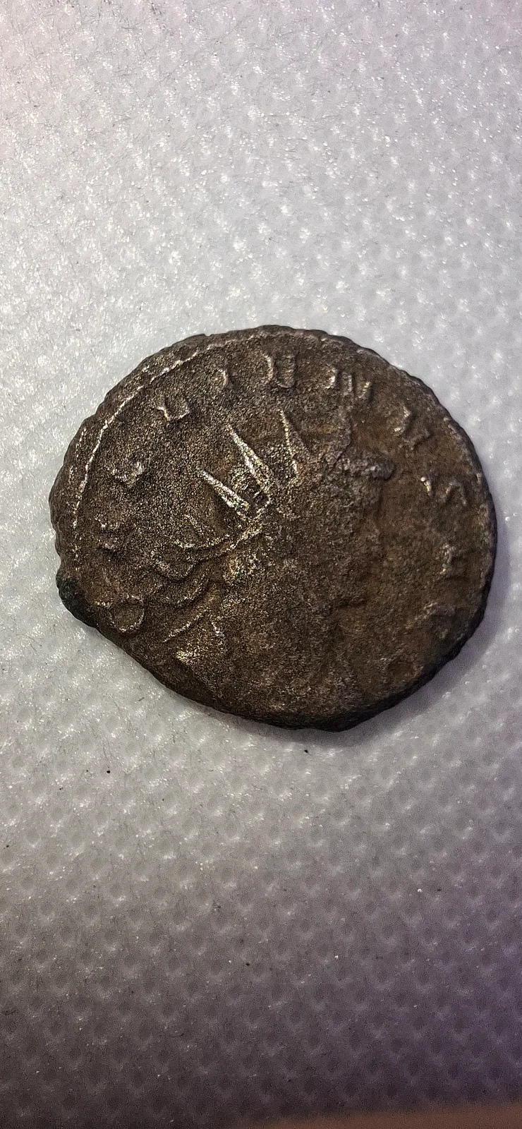 Anverso ampliado da moeda TH-N-0244 — Galieno. Antoniniano de bilão. AEQVITAS AVG. Aequitas com balança e cornucópia