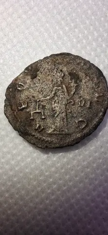 Reverso ampliado da moeda TH-N-0244 — Galieno. Antoniniano de bilão. AEQVITAS AVG. Aequitas com balança e cornucópia